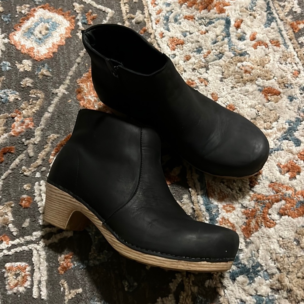 DANSKO MARIA like new  Color: Black Milled Nubuck Leather